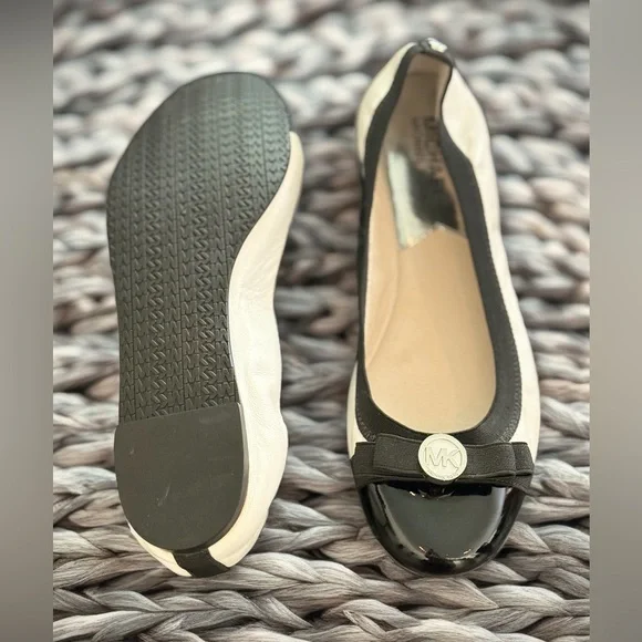 🤍New!🖤 Michael Kors Two-Tone Black and White Flats/Loafers. Fits size 7.5”! - Picture 3 of 4